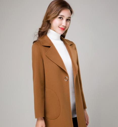 冬季时尚造型该怎么穿：呢大衣+半身裙凸显气质