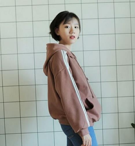 谁说女生不能扮酷：冬季卫衣穿搭就要耍耍帅（图）