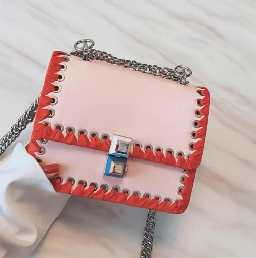 2018彰显时尚潮流的纯色花朵手提斜跨包推荐（图）