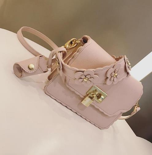 2018彰显时尚潮流的纯色花朵手提斜跨包推荐（图）