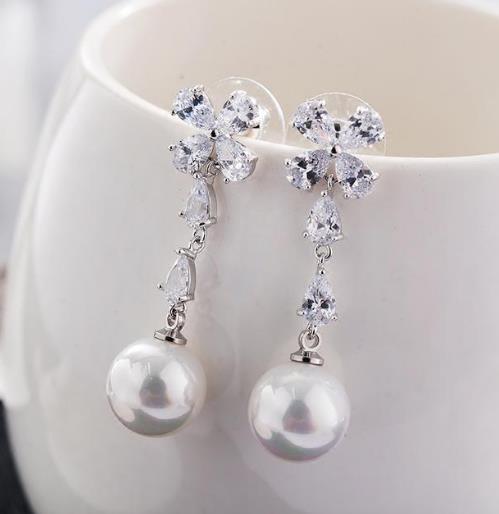 想要女神气质十足怎么能少了水晶菱形耳环（图）