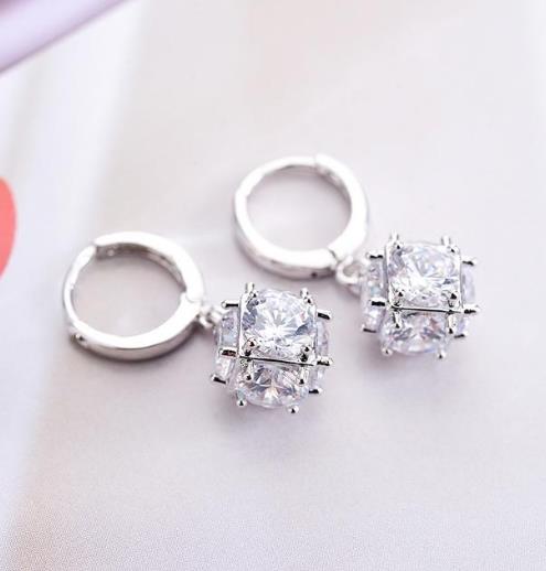 想要女神气质十足怎么能少了水晶菱形耳环（图）