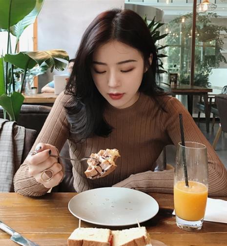 秋冬你的内搭选对了吗：针织衫保暖又显气质（图）