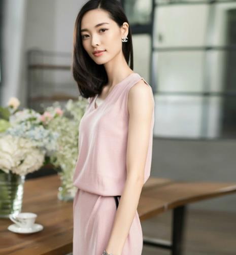 知性优雅的正确打开方式：小高跟+连衣裙（图）