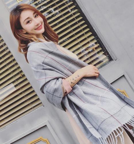 今冬围巾流行这么戴：保暖时尚围巾搭配示范（图）