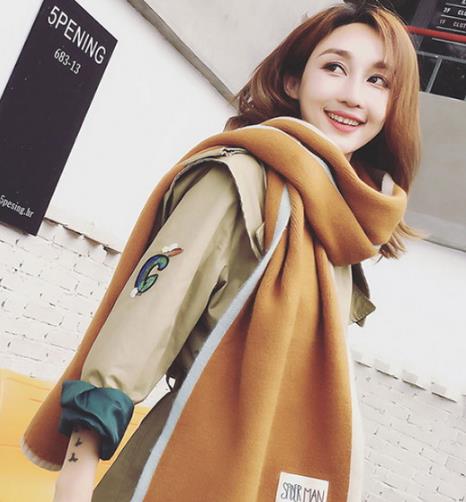 今冬围巾流行这么戴：保暖时尚围巾搭配示范（图）