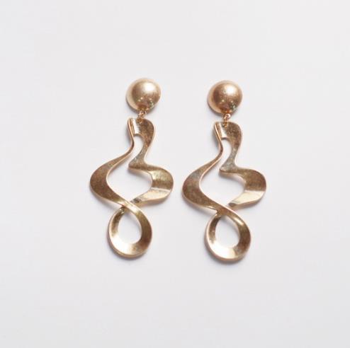 什么样的耳环算时尚个性：彰显潮流的扭曲风耳环