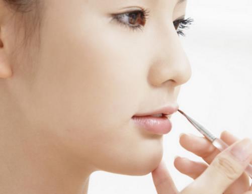 变年轻有技巧:6种画最in减龄眉妆(图) 变年轻有技巧:6种画最in减龄眉妆(图)