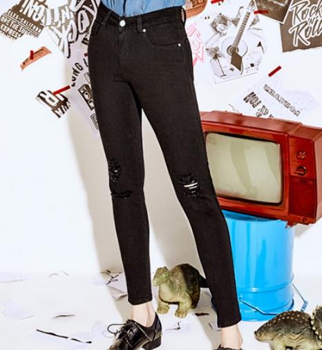 显瘦时尚和优雅范是黑色牛仔裤的致命优点(图) 显瘦时尚和优雅范是黑色牛仔裤的致命优点(图)
