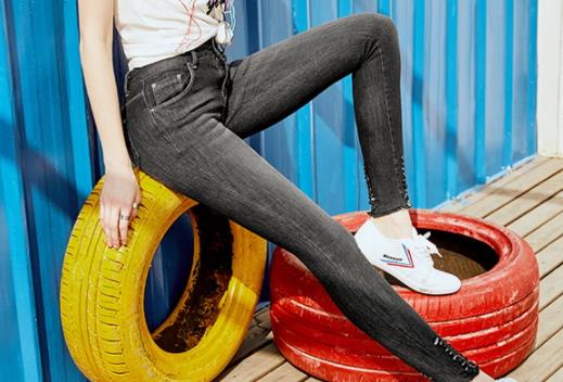 显瘦时尚和优雅范是黑色牛仔裤的致命优点(图) 显瘦时尚和优雅范是黑色牛仔裤的致命优点(图)