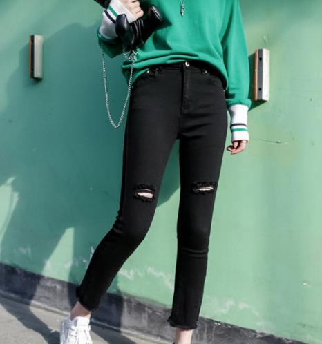显瘦时尚和优雅范是黑色牛仔裤的致命优点（图）