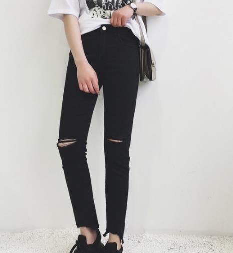 显瘦时尚和优雅范是黑色牛仔裤的致命优点（图）