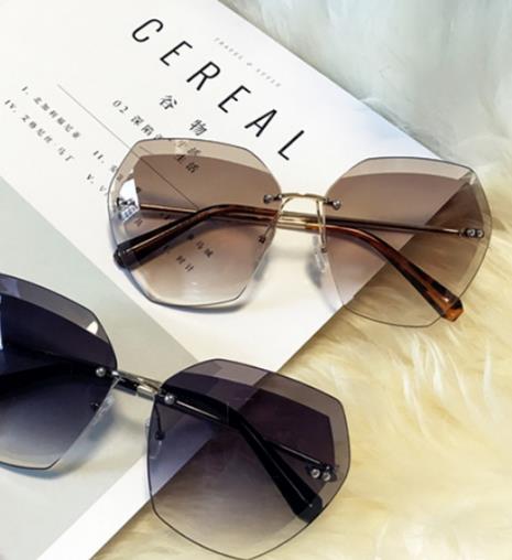 凹造型利器时尚墨镜：秋冬戴墨镜打造百变造型