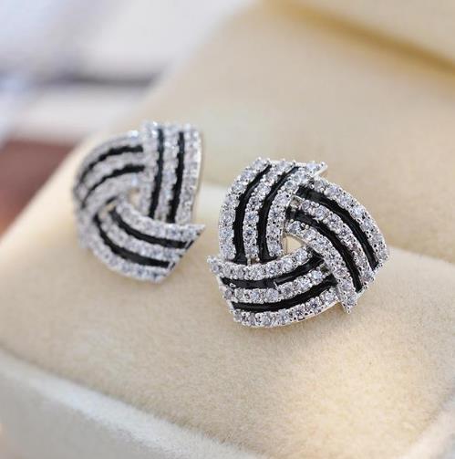 收腰系带大衣如何搭配：显瘦显高大衣推荐（图）