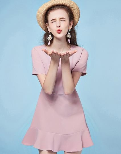 碎花连衣裙的多种穿搭：彰显青春活力连衣裙分享