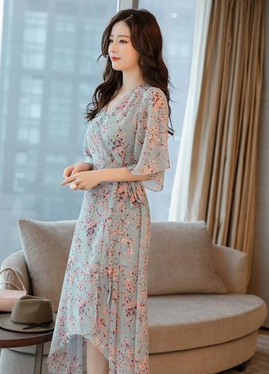 碎花连衣裙的多种穿搭：彰显青春活力连衣裙分享