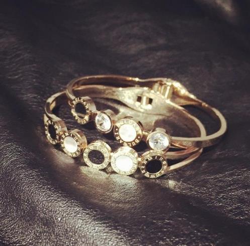 简单大方的韩版玫瑰金钛钢手镯搭配:经典时尚(图) 简单大方的韩版玫瑰金钛钢手镯搭配:经典时尚(图)