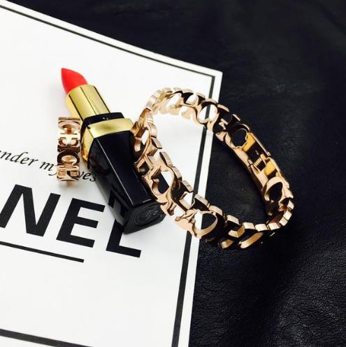 简单大方的韩版玫瑰金钛钢手镯搭配:经典时尚(图) 简单大方的韩版玫瑰金钛钢手镯搭配:经典时尚(图)