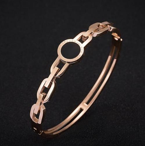 简单大方的韩版玫瑰金钛钢手镯搭配:经典时尚(图) 简单大方的韩版玫瑰金钛钢手镯搭配:经典时尚(图)
