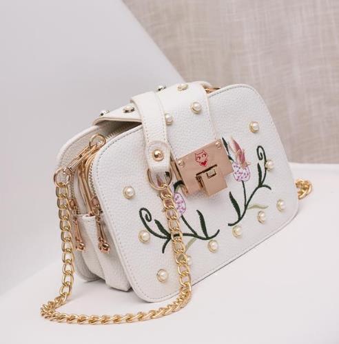 单肩斜挎包怎么搭配:复古简约时尚斜挎包分享 单肩斜挎包怎么搭配:复古简约时尚斜挎包分享