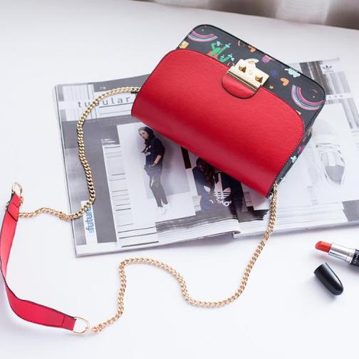 单肩斜挎包怎么搭配：复古简约时尚斜挎包分享