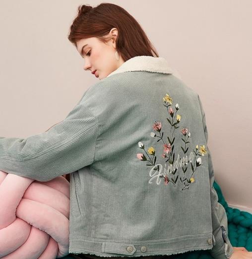 冬季短款牛仔外套的多种搭配:时尚显瘦又保暖 冬季短款牛仔外套的多种搭配:时尚显瘦又保暖