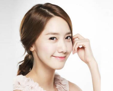 扁塌头发的救星：慵懒又迷人的三股编发示范（图）