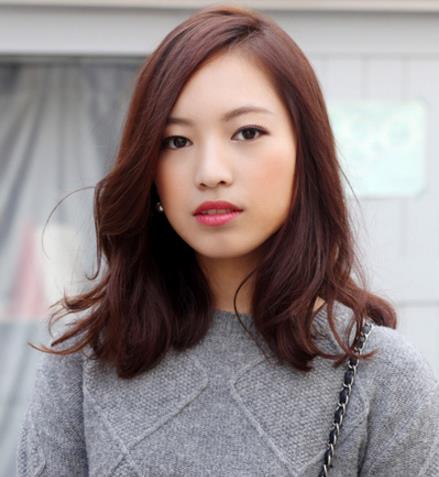 扁塌头发的救星：慵懒又迷人的三股编发示范（图）