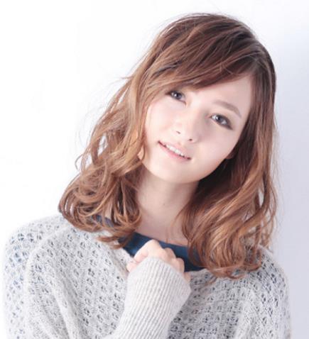 扁塌头发的救星：慵懒又迷人的三股编发示范（图）