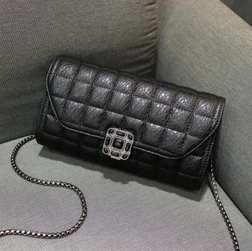 凸显高贵优雅气质的斜跨链条包搭配精选（图）