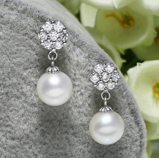 女神必备珍珠耳环:简约优雅耳环搭配示范(图) 女神必备珍珠耳环:简约优雅耳环搭配示范(图)