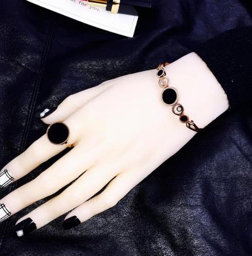 经典时尚的韩版简约玫瑰金钛钢手镯搭配(图) 经典时尚的韩版简约玫瑰金钛钢手镯搭配(图)