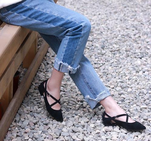 交叉绑带尖头单鞋：个性时尚尖头单鞋（图）