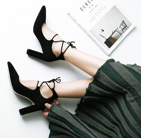 交叉绑带尖头单鞋：个性时尚尖头单鞋（图）