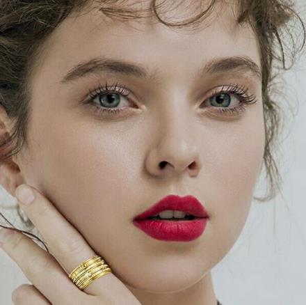 尽显十足女神范儿的时尚饰品搭配示范(图) 尽显十足女神范儿的时尚饰品搭配示范(图)