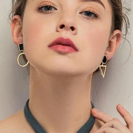 尽显十足女神范儿的时尚饰品搭配示范(图) 尽显十足女神范儿的时尚饰品搭配示范(图)