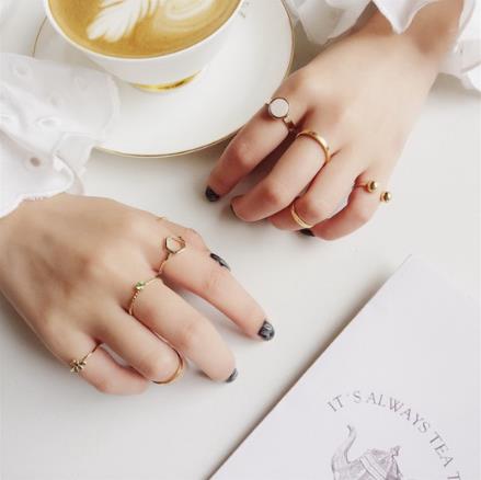 尽显十足女神范儿的时尚饰品搭配示范(图) 尽显十足女神范儿的时尚饰品搭配示范(图)