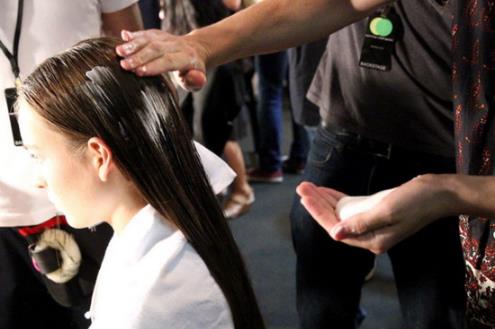 教你一分钟做出飘逸波浪卷发（图）