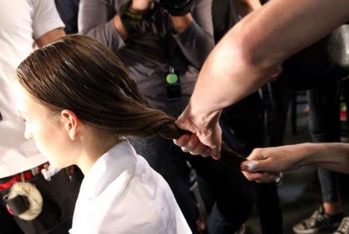 教你一分钟做出飘逸波浪卷发（图）