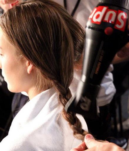 教你一分钟做出飘逸波浪卷发（图）