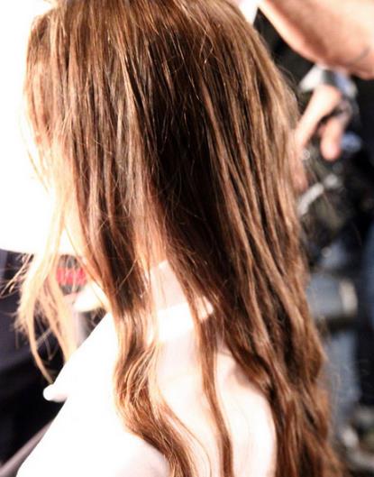 教你一分钟做出飘逸波浪卷发（图）