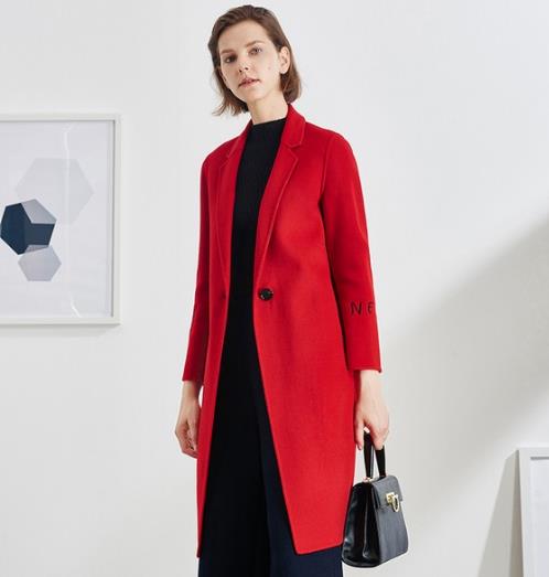 字母刺绣直筒羊毛大衣搭配：彰显时尚优雅范