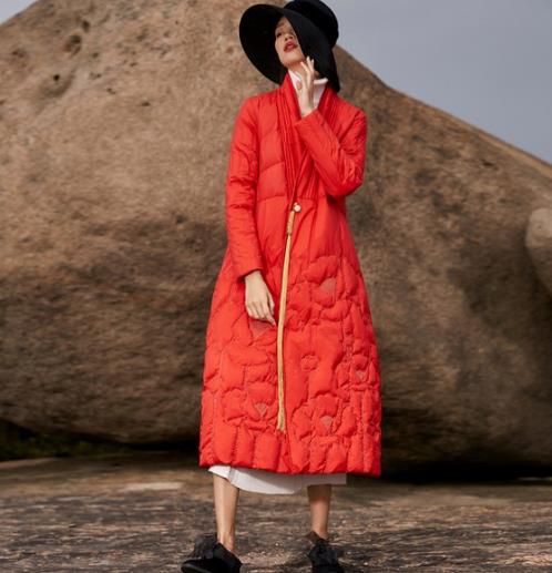 字母刺绣直筒羊毛大衣搭配：彰显时尚优雅范