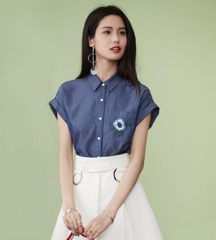 雪纺斜肩衬衫搭配百褶裙:显瘦性感衬衫分享(图) 雪纺斜肩衬衫搭配百褶裙:显瘦性感衬衫分享(图)