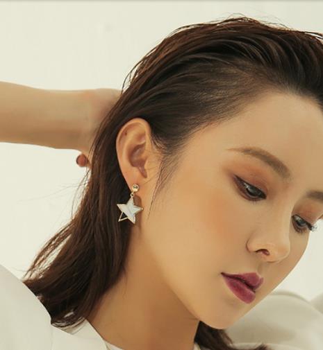 让众多女星爱不释手的简约复古百搭耳饰（图）