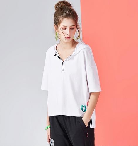 短裤搭配字母印花圆领T恤:百搭时髦T恤(图) 短裤搭配字母印花圆领T恤:百搭时髦T恤(图)