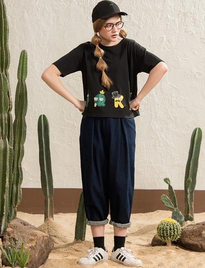 短裤搭配字母印花圆领T恤:百搭时髦T恤(图) 短裤搭配字母印花圆领T恤:百搭时髦T恤(图)