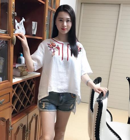 短裤搭配字母印花圆领T恤:百搭时髦T恤(图) 短裤搭配字母印花圆领T恤:百搭时髦T恤(图)