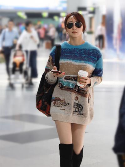 明星机场街拍：宽大毛衫搭配黑色长筒靴（图）
