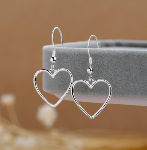 特别有女人味的纯银爱心耳环搭配推荐(图) 特别有女人味的纯银爱心耳环搭配推荐(图)